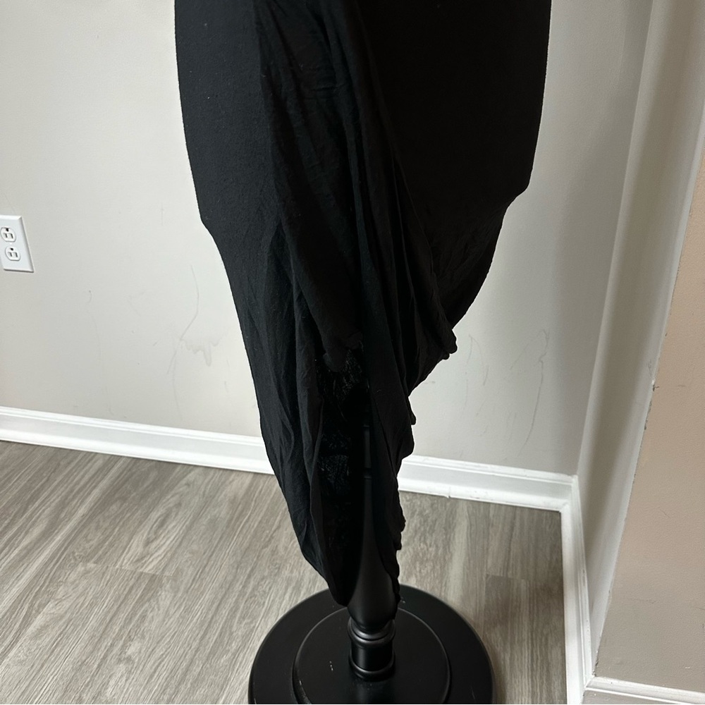 Daily Look Asymmetrical Ruched Black Skirt in Size Medium - Picture 7 of 7